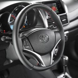 yarishb17-volante Yaris HB 2017 Volante